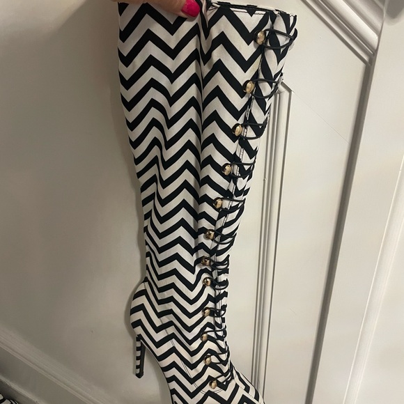 Ami Clubwear Boots - Picture 2 of 6